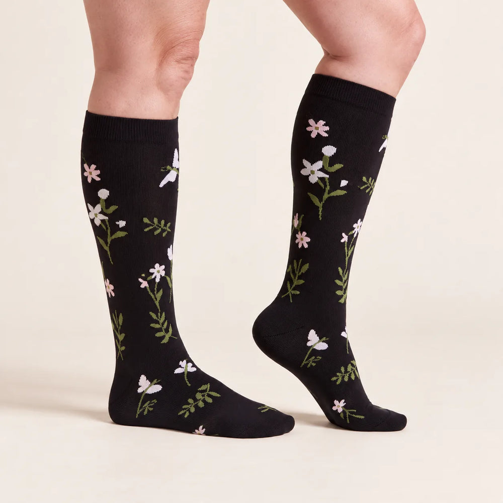 Lovelle Lift stödstrumpor i Svart äng – från sidan – graderad kompression från ankel till knä