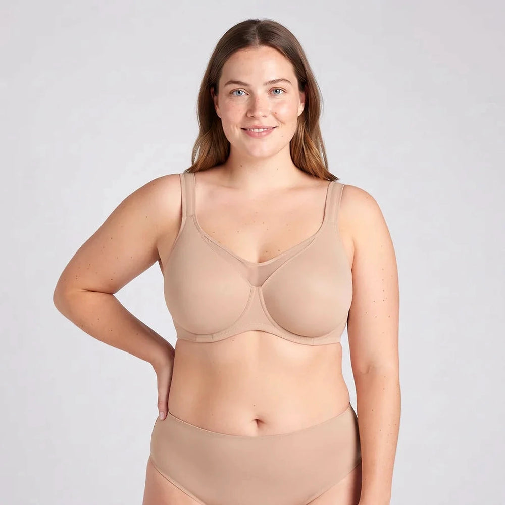 Lovelle Grace minimizer-BH i beige med breda axelband och mjuk bygel, på modell