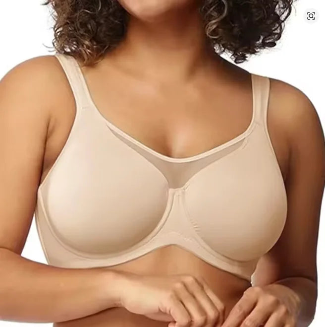 Lovelle Grace minimizer-BH i beige med breda axelband och mjuk bygel, på modell