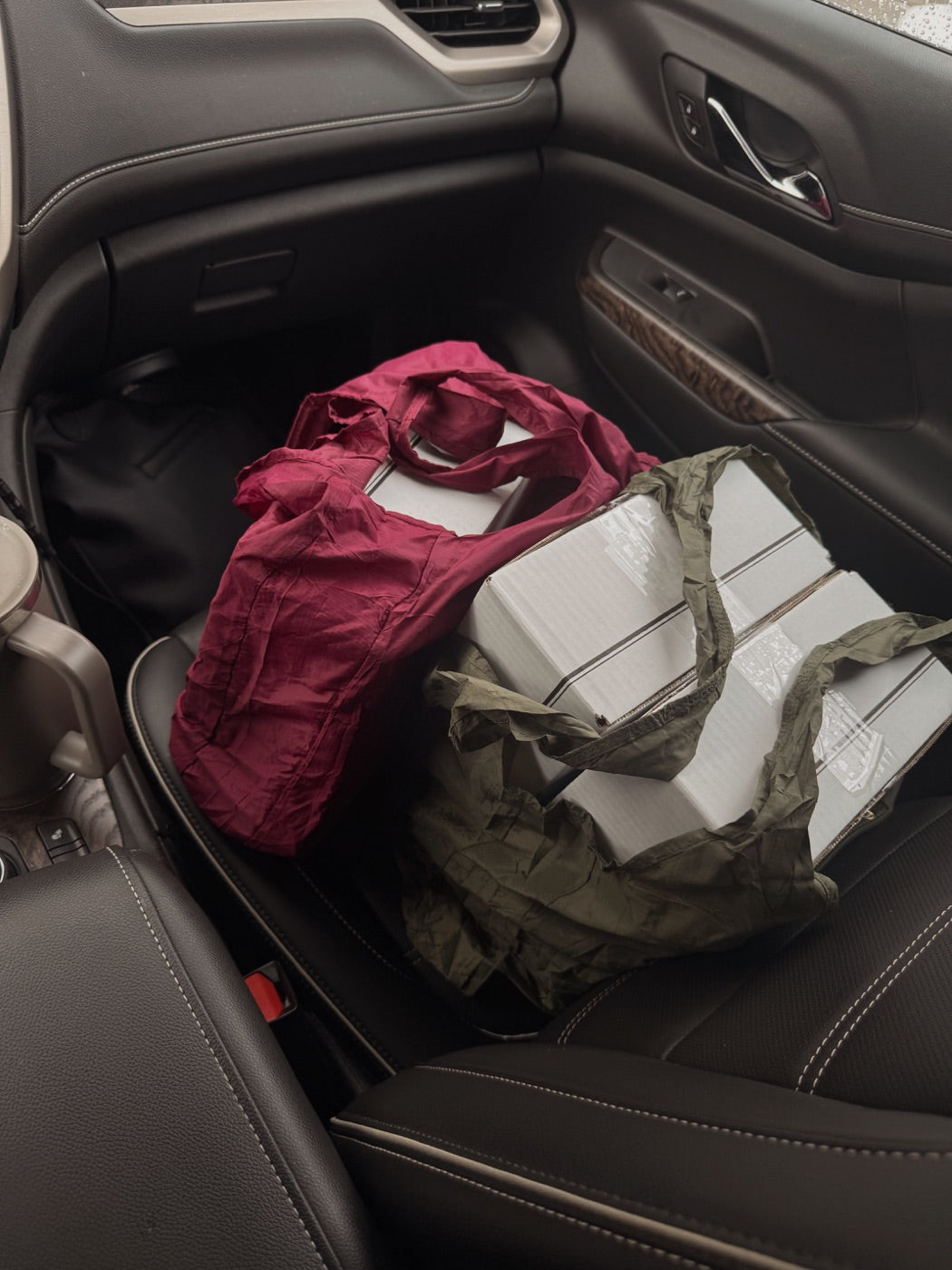 To Lovelle Fold med pakker i bilen