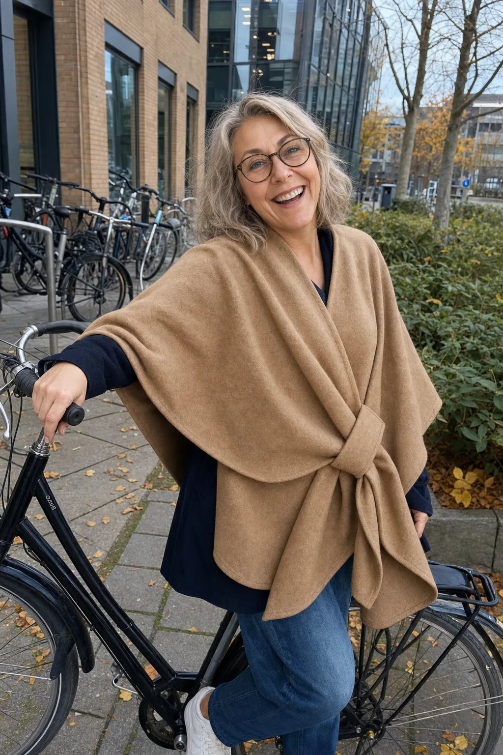 Kund i Lovelle Poncho i färgen Kamel